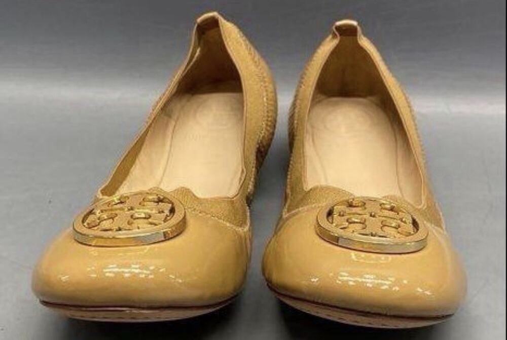 NEW TORY BURCH CAROLINE 2 LEATHER GOLD LOGO NELLIE BALLET FLATS 8M in Tan